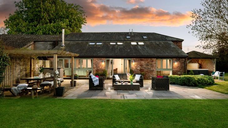 Cottages with a swimming pool   in South West, West Country