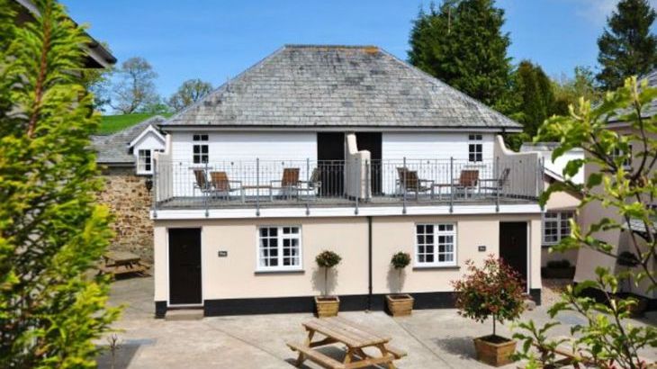 Cottage breaks with swimming pool + BBQ   in South West, West Country