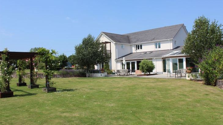Holiday accommodation + swimming pool   in South West, West Country