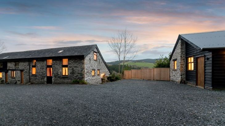 Cae Madog Barn, sleeps  17,  Photo 4