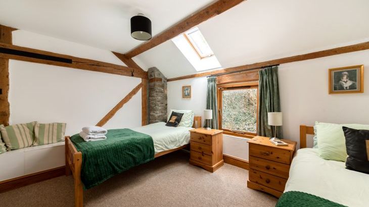 Cae Madog Barn, sleeps  17,  Photo 21