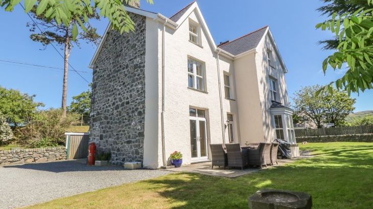 Cottages with a swimming pool   in Wales