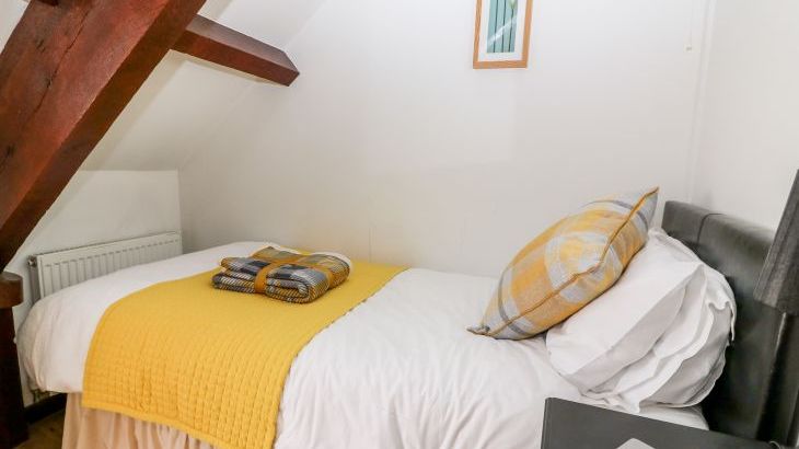 Caecrwn Pet-Friendly Holiday Cottage, South Wales  - Photo 16