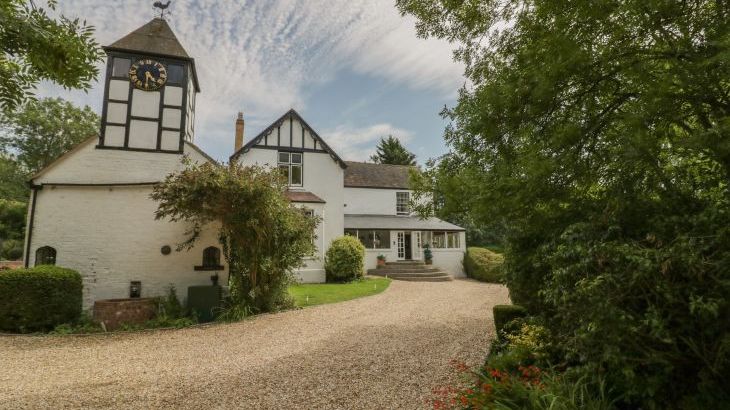 Dog-friendly cottage with swimming pool   in Heart of England