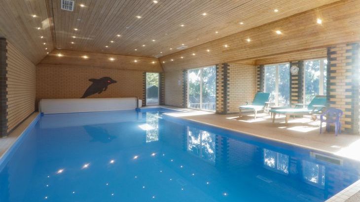 Large holiday homes with a swimming pool   in Heart of England