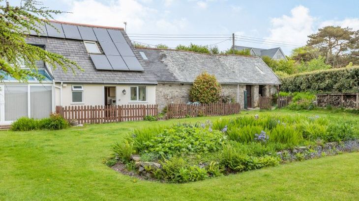 Stable Pet-Friendly Holiday Cottage, South West England 