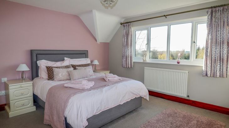 Manor Wood, sleeps  10,  Photo 17