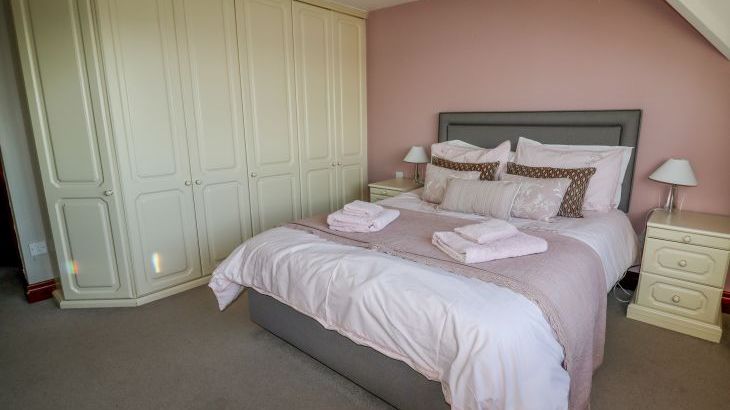 Manor Wood, sleeps  10,  Photo 19