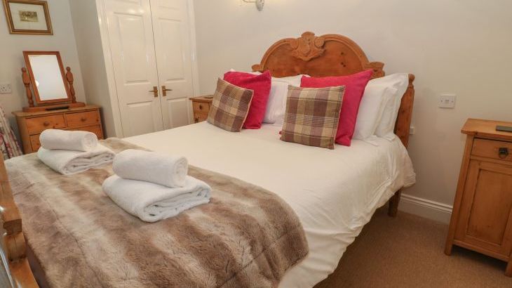 South Hill Farmhouse, sleeps  22,  Photo 33