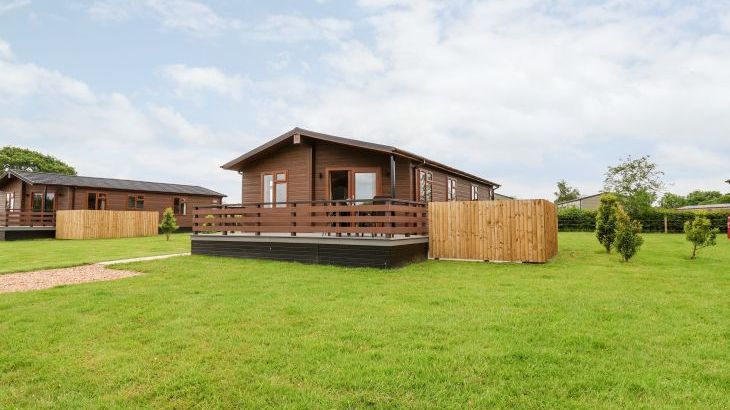 Hot tub and swimming pool holiday home   in Heart of England