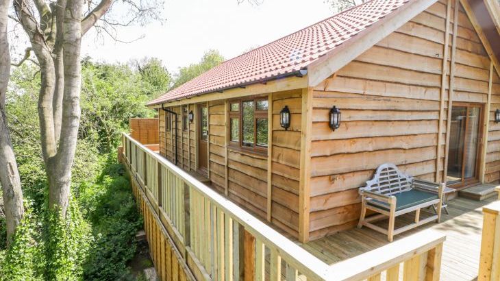 Elm Lodge - Photo 2