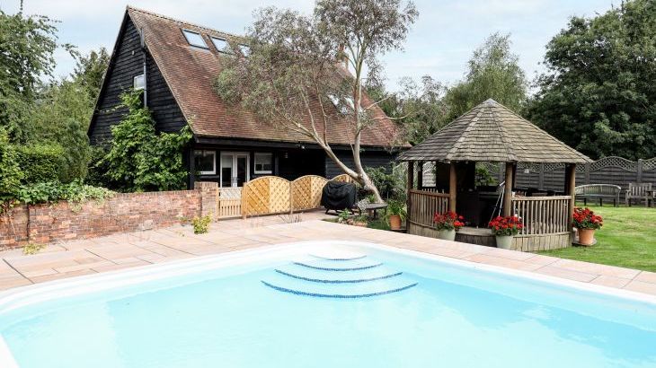 Pets welcome accommodation with a pool   in Home Counties