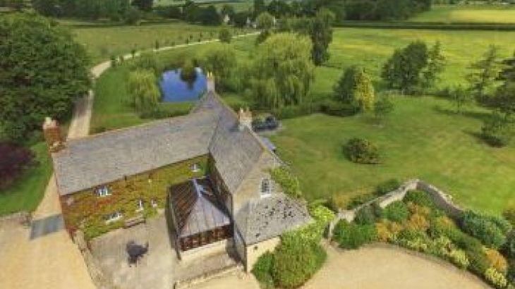 The Cotswold Manor Hall, Exclusive Hot-Tub, Games/Event Barns, 70 acres of Parkland, sleeps  30,  Large Country Houses, Oxfordshire