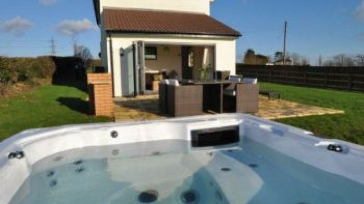 Sleeps 4 Holiday Rental with Hot Tub   in The Mendips, South West, West Country