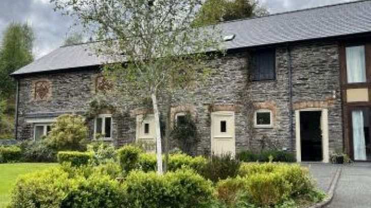 Garth Barns, sleeps  32,  Large Country Houses, Powys