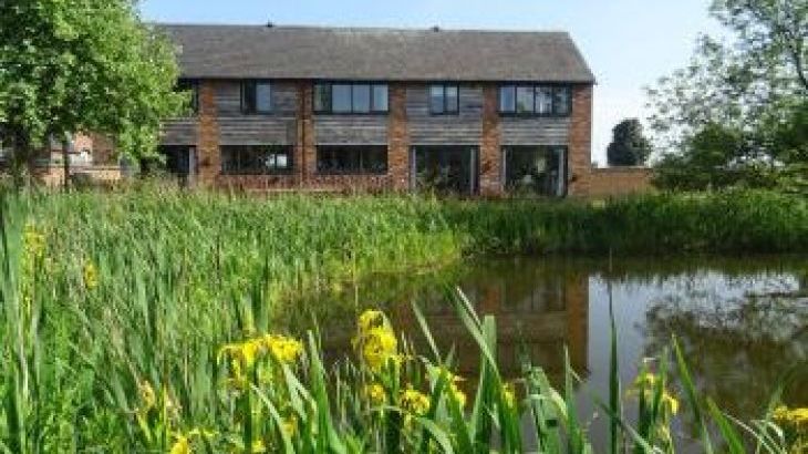 Buttercups Haybarn 5 Star Cottage with Indoor Pool, Sports Court & Toddler Play Area, sleeps  10,  Big Party Houses, Shropshire