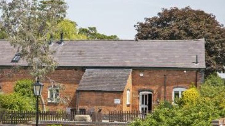 Cottage with leisure pool sleeps 2 in West Midlands, Midlands, Heart of England, English Welsh Borders