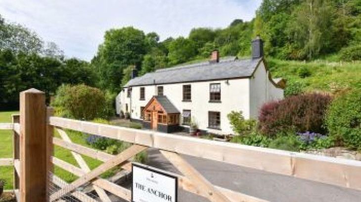 The Anchor, sleeps  20,  Large Country Houses, Gloucestershire