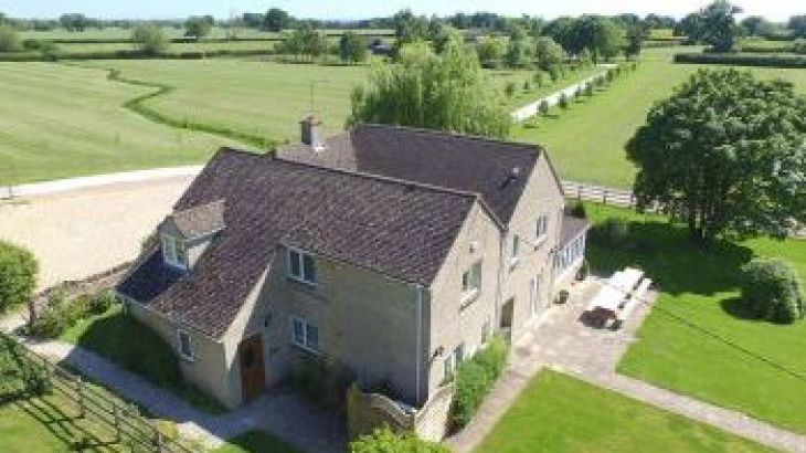 The Cotswold Manor Lodge, Exclusive Hot-Tub, Games Barn, 70 acres of Parkland, sleeps  26,  Large Country Houses, Oxfordshire