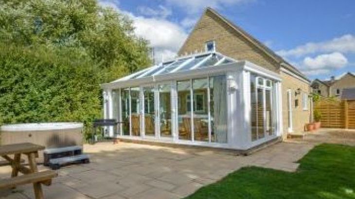 Sleeps 11 Hot Tub Cottage   in The Cotswolds