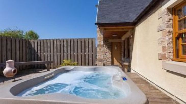 Hot tub cottage for 2 in Central Scotland