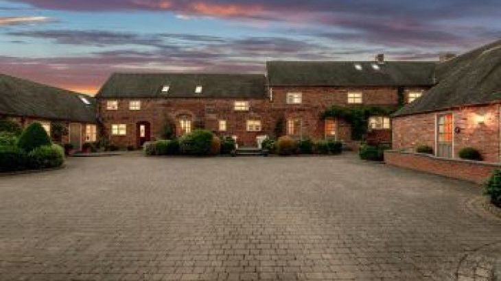 The Farm Collection, sleeps  22,  Big Party Houses, Leicestershire