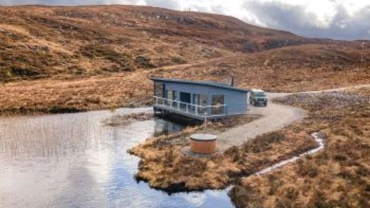 The Boathouse, sleeps  2,  luxury log cabins, Highland