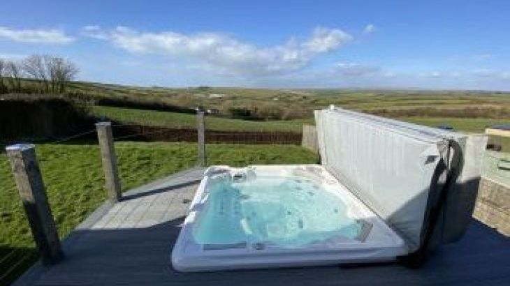Sleeps 7 Holiday Rental with Hot Tub   in South West, West Country, South Devon, South Hams