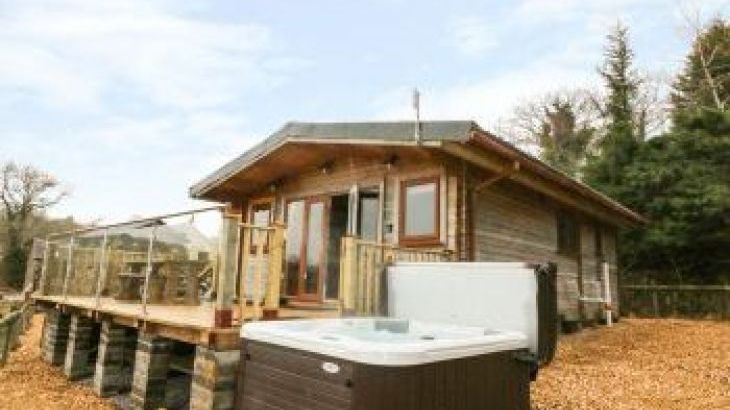 Sleeps 4 Holiday Rental with Hot Tub   in South Wales