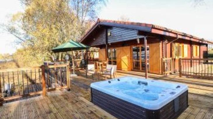 Cottage with Hot Tub Access   in Midlands