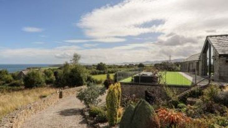 Gwelfor Barn, sleeps  10,  Large Country Houses, Anglesey