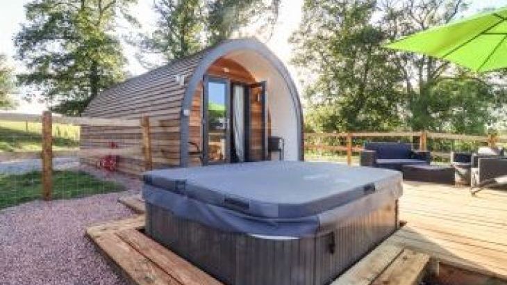 Hot tub cottage for 2 in Heart of England