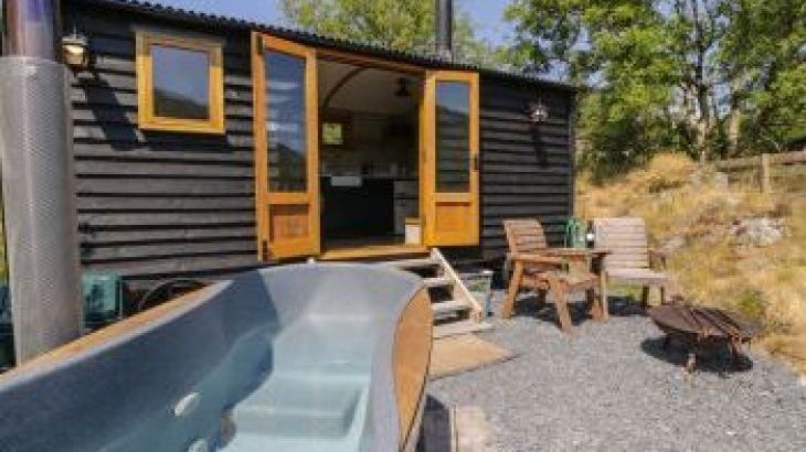 Llethr Rural Retreat, sleeps  2,  luxury log cabins, Gwynedd