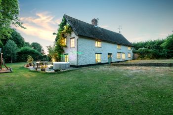 Cherry Tree Farmhouse with hot tub and pool, Somerset
