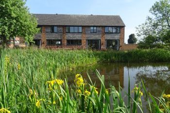 Buttercups Haybarn - 5 Star With Swimming Pool, Sports Area, Shropshire