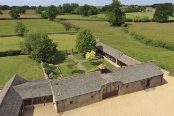 The Cotswold Manor Grange, Exclusive Hot-Tub, Games Barn, 70 acres of Parkland, sleeps  20,  group holiday rental, Oxfordshire