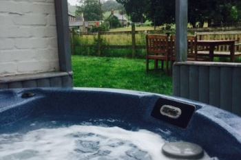 Ty Gwyn Cottage with Hot Tub, Wrexham,  Wales