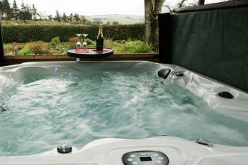 Self Catering Holiday Cottages With A Hot Tub Or Jacuzzi Bath