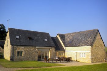 Broadway House, sleeps  16,  group holiday rental, Gloucestershire