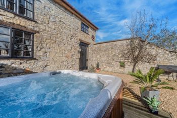 Granary Holiday Barn with hot tub, Somerset,  England