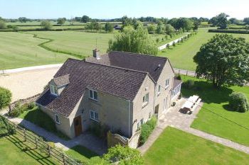 The Cotswold Manor Lodge, Exclusive Hot-Tub, Games Barn, 70 acres of Parkland, sleeps  26,  group holiday rental, Oxfordshire