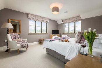 Luxury House, 5* Gold rated,sleeps 10+1 with a large garden, downstairs bedroom and wet room,  and a shared games room, sleeps  11,  group holiday rental, Herefordshire