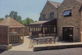 The Escape, sleeps  10,  group holiday rental, Derbyshire