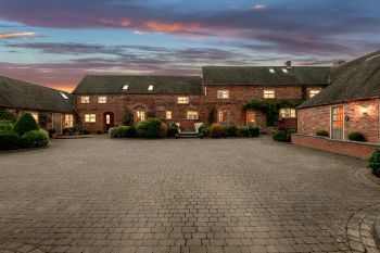 The Farm Collection, sleeps  22,  group holiday rental, Leicestershire