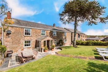 Court Farmhouse, sleeps  12,  group holiday rental, Cornwall