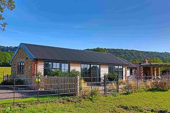 Field Barn sleeps 2, with a private Steam Room and AirCon!, Herefordshire,  England