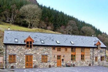 Y Sgubor Barn, sleeps  11,  group holiday rental, Powys