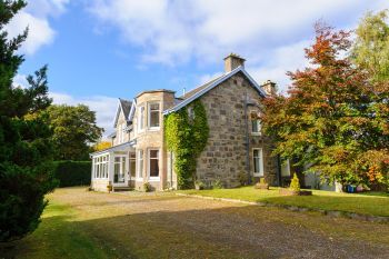 Alvey House, sleeps  19,  group holiday rental, Highland