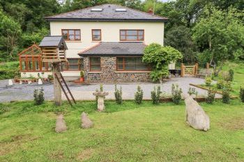 The Woodlands Lower Level, sleeps  11,  group holiday rental, Pembrokeshire