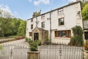 Pig-Of-Lead, sleeps  12,  group holiday rental, Derbyshire